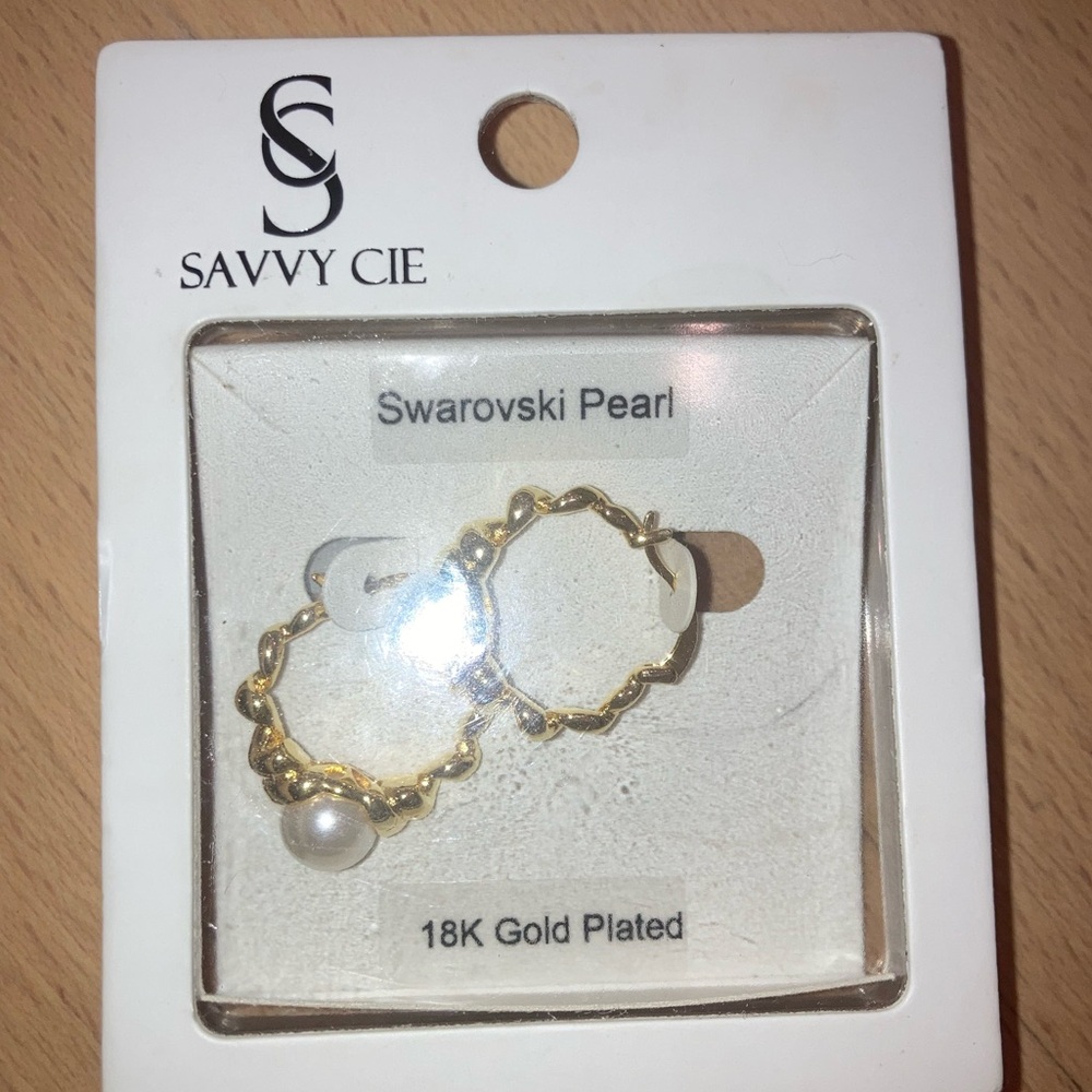 Savvy Cie Swarovski Pearl 18K Gold Plated Hoop Earrings- NIB $80 MSRP - Picture 4 of 6